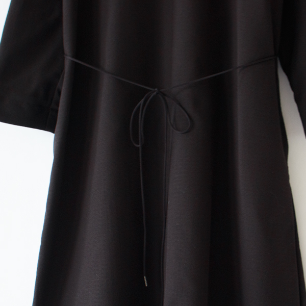 ウエストには取り外し可能なウエストコードが付属