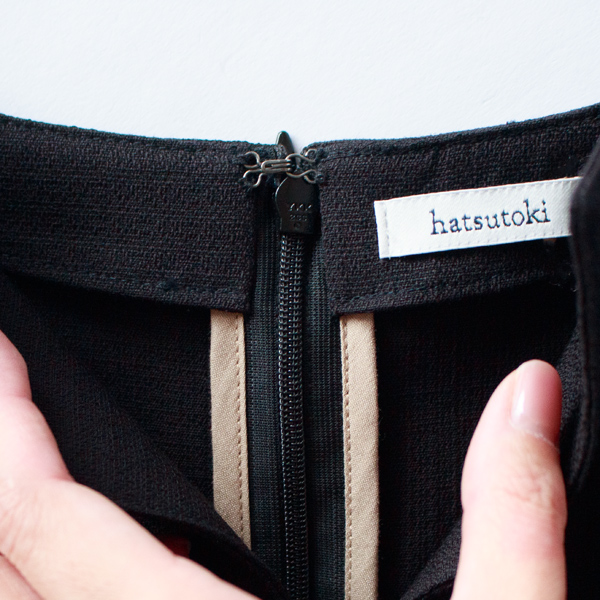 背面にファスナーがついています。