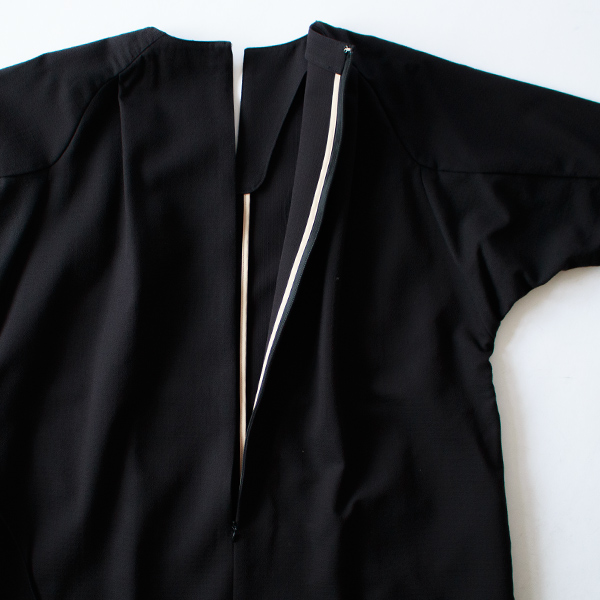 背面にファスナーがついています。