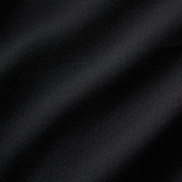 深みのある黒で織り柄が主張しすぎないスミクロ