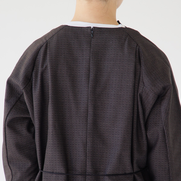 肩周りを動かしやすいラグランスリーブ(スミグレー)