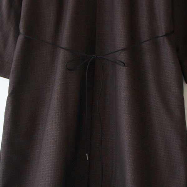 ウエストには取り外し可能なウエストコードが付属