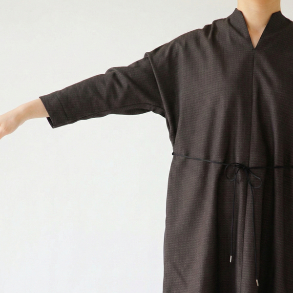 肩周りを動かしやすいラグランスリーブ(スミグレー)