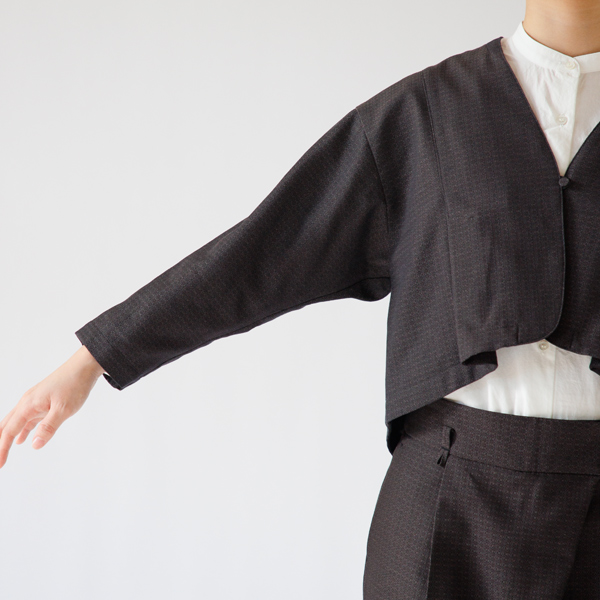 ゆったりとして動かしやすい肩周り(スミグレー)