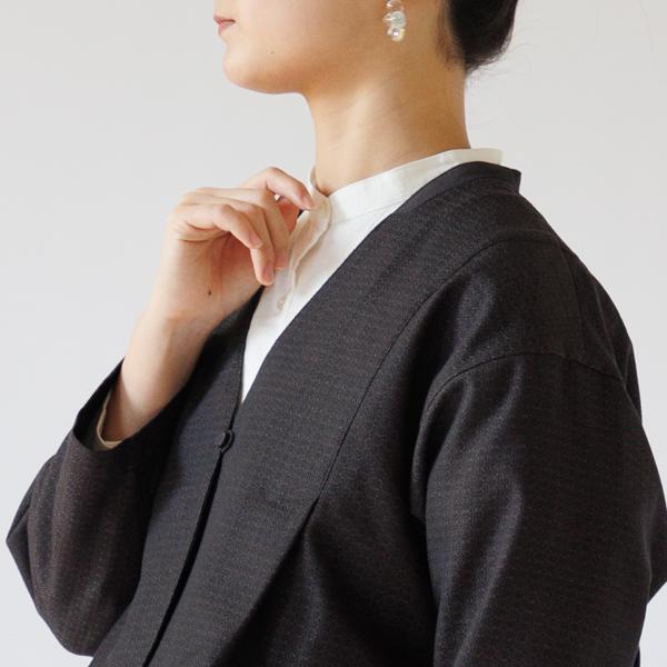 所作まで美しく見えるように配慮されたデザイン(スミグレー)