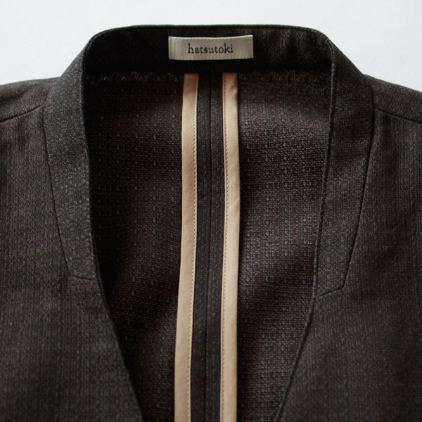 高さを抑えた襟(スミグレー)