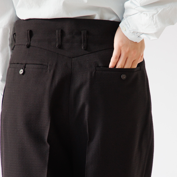 ベルトループのデザインが後ろ姿のポイントに(スミクロ)