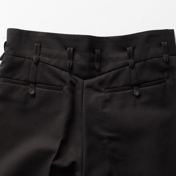 後ろには2つのポケット付き(スミクロ)