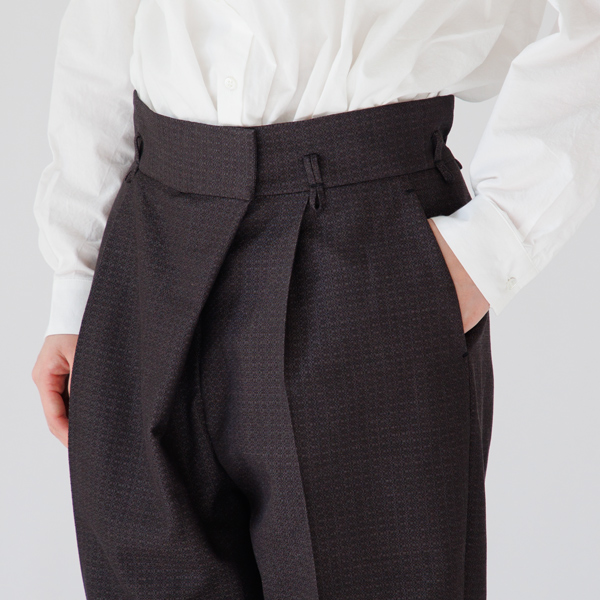 ロントは少し生地が重なるようなアシンメトリーのデザイン(スミグレー)