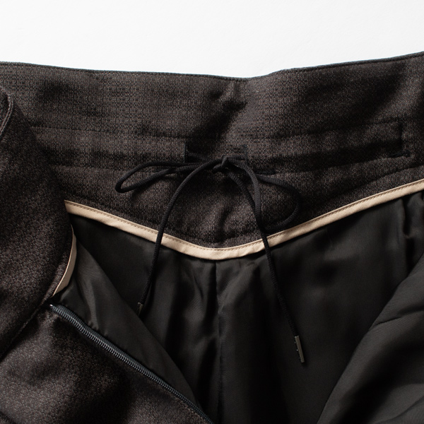 内側の紐でウエストサイズを調整できます。