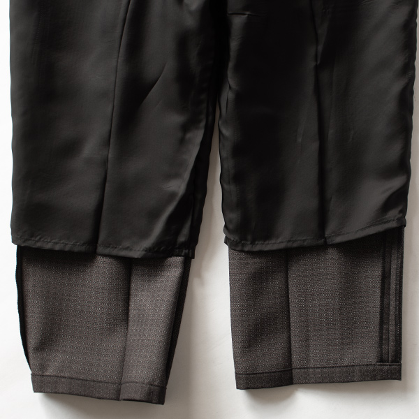 植物由来の繊維「キュプラ」の裏地付きで、通気性に優れ快適な穿き心地。