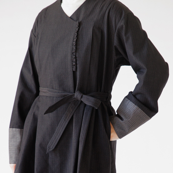 ウエストベルトがついており、締めれば輪郭がすっきりと整います(ドレスコート)