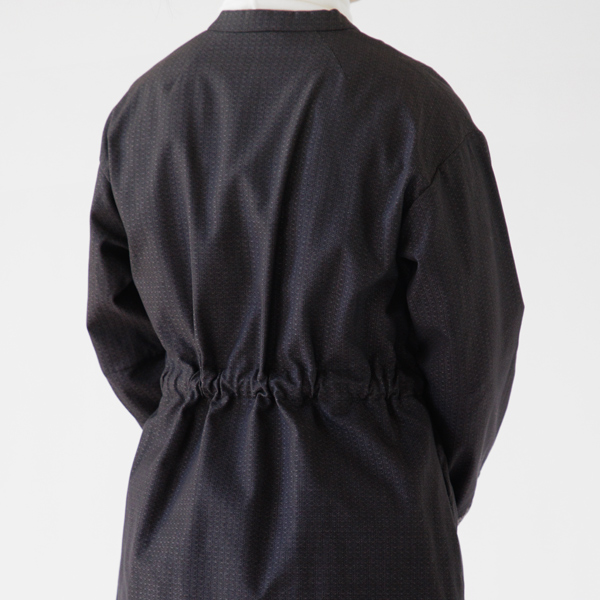 ウエストベルトがついており、締めれば輪郭がすっきりと整います(ドレスコート)