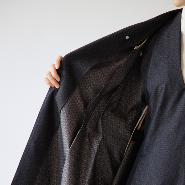 あえて裏地を付けず、布の軽さと落ち感をそのまま生かしています(ドレスコート)
