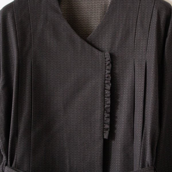 フロントには控えめで華奢なフリルがあしらわれています。(ドレスコート)