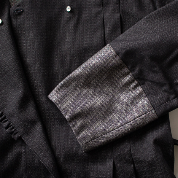 袖口は折り返したようなデザイン(ドレスコート)