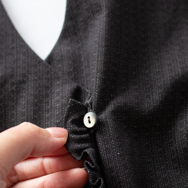 ボタンで留める仕様(ノースリーブドレス)