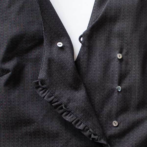 ボタンで留める仕様(ノースリーブドレス)