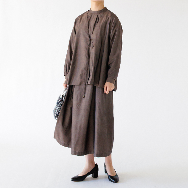 ライトジャケットとのセットアップ。身長163cm(ブラウン)