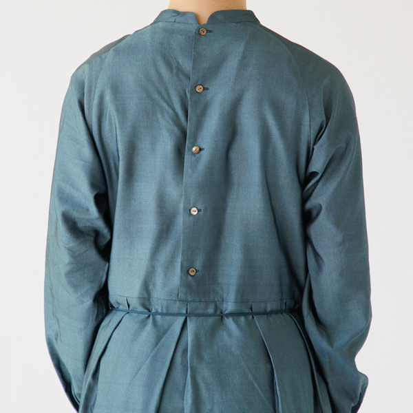 ラグランスリーブで肩の線を柔らかく見せ、女性らしい印象を作ります(ディープグリーン)