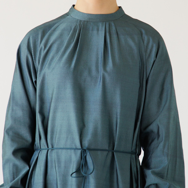 肩の寸法がフリーになるため体型や肩幅を選びにくく、着る人それぞれに馴染みます。(ディープグリーン)