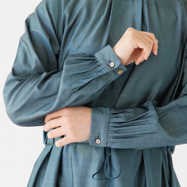 ギャザーを寄せた膨らみのある袖口(ディープグリーン)