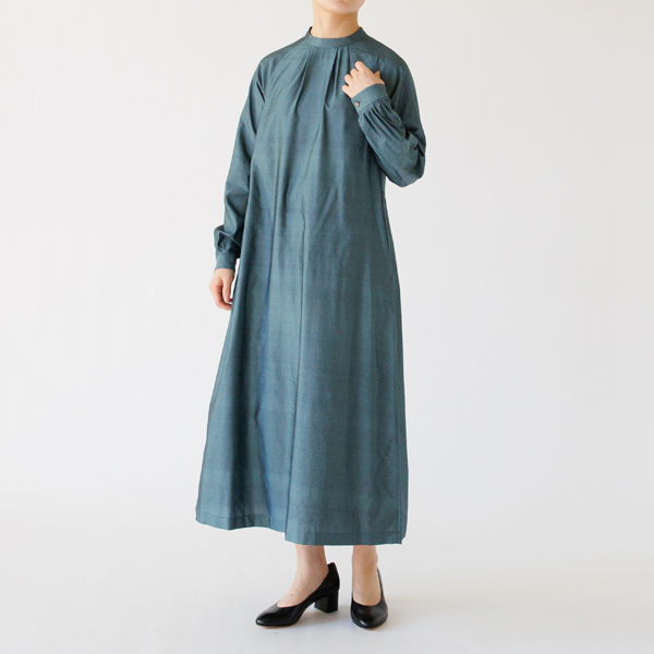 ウエストコードを外すと、ストンとAラインのシルエットに。