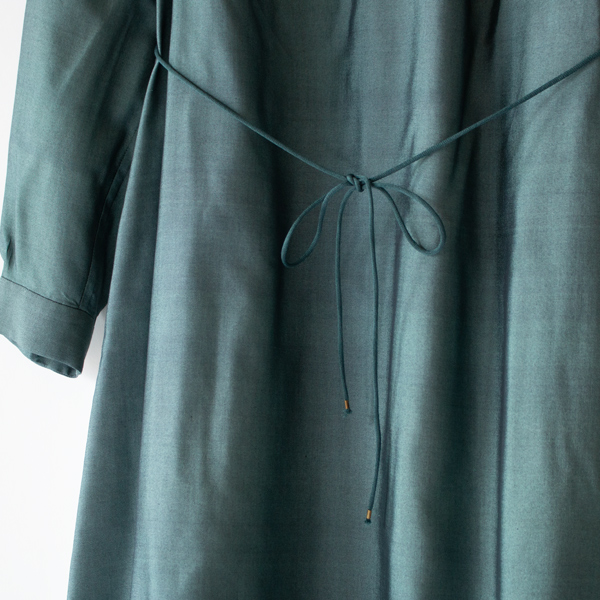 シルク糸が持つ表情が生地の表面に自然な揺らぎをつくり、柄とも言い切れない独特の模様として現れます(ディープグリーン)
