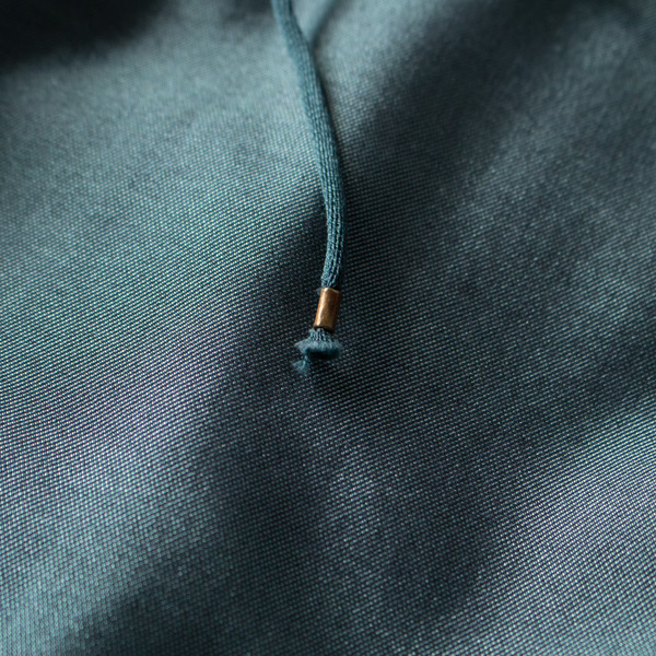 ウエストコードの先端にはゴールドのパーツをつけて程よいアクセントに(ディープグリーン)