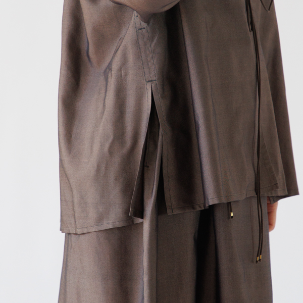 サイドには深めのスリットを施し、歩いたり座ったりといった動作もスムーズになっています。(ブラウン)