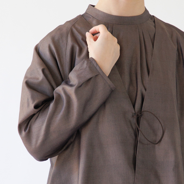 着物の羽織のようにさっと重ねられる一枚仕立て。(ブラウン)