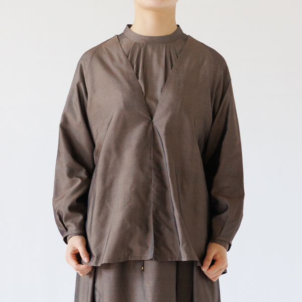 紐を内側に入れてシンプルな着こなしも。身長163cm(ブラウン)