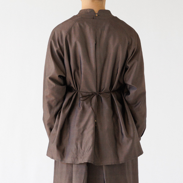 フロントの紐でウエストを絞ることもできます(ブラウン)