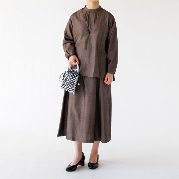 ワンピースとのセットアップ。身長163cm(ブラウン)