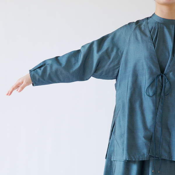 ラグランスリーブで肩周りも動かしやすく(ディープグリーン)