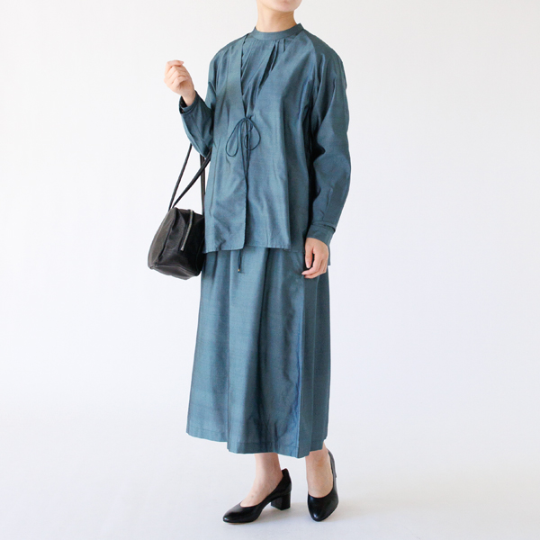 ワンピースとのセットアップ。身長163cm(ディープグリーン)