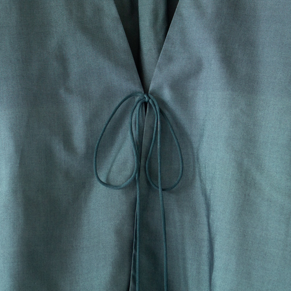 フロントは細めに紐で結ぶ仕様(ディープグリーン)