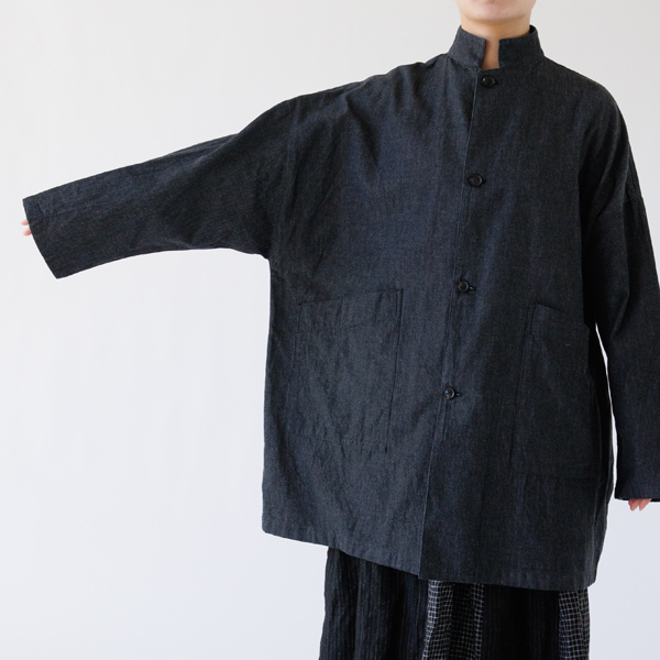 ゆったり身頃と長めの袖丈(身長163cm・BLACK)