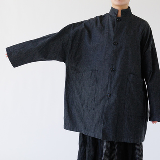 ゆったり身頃と長めの袖丈(身長163cm・BLACK) ゆったり身頃と長めの袖丈(身長163cm・BLACK)