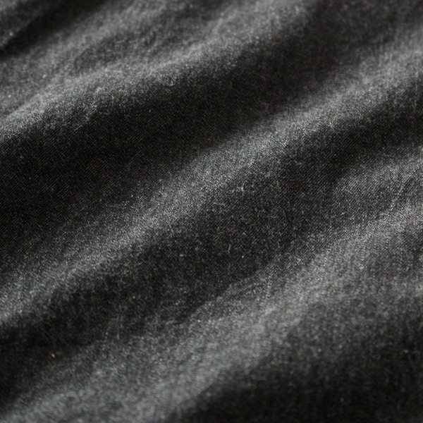 ワッシャーソフロン加工が施された柔らかく着心地の良いデニム(BLACK)