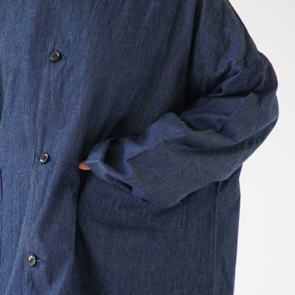 大きめのパッチポケット付き(身長163cm・INDIGO)