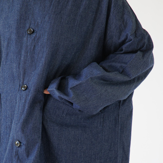 大きめのパッチポケット付き(身長163cm・INDIGO) 大きめのパッチポケット付き(身長163cm・INDIGO)
