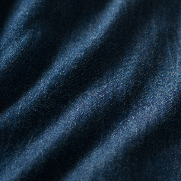 すっきりとした表面感を持つ6オンスデニムを採用(INDIGO)