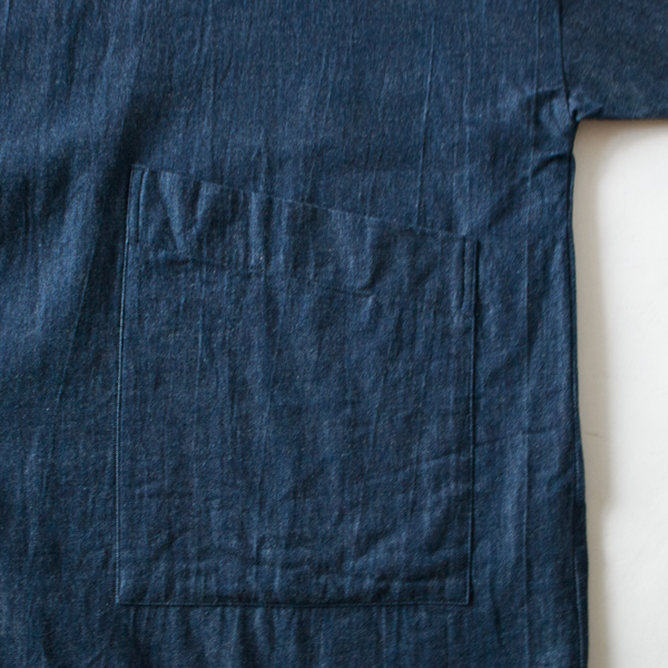 ポケット口は斜めで手を入れやすい設計(INDIGO)