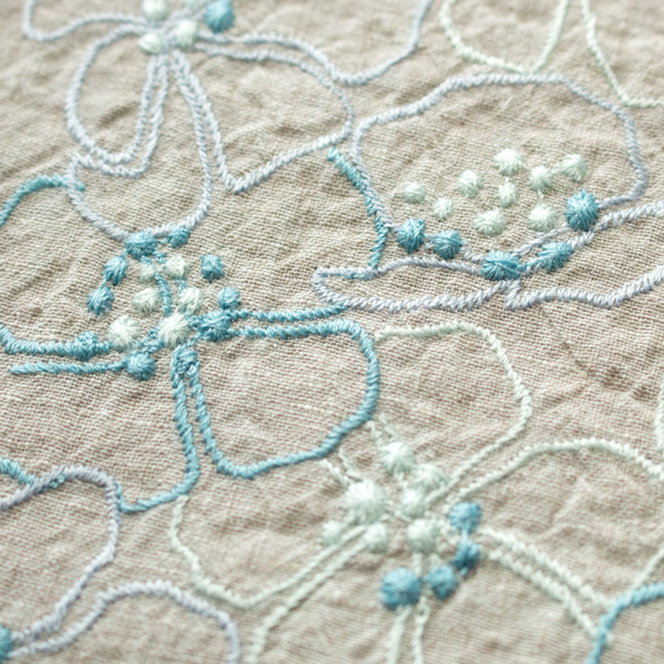 グレーの生地に映える、落ち着いたブルーの刺繍 グレーの生地に映える、落ち着いたブルーの刺繍