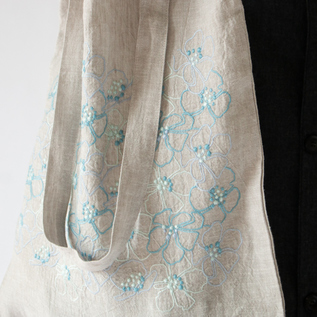 風合い豊かな生地と繊細な刺繍
