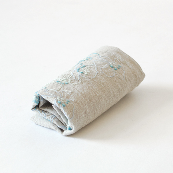 薄手なのでくるくるっと丸めて持ち運べます 薄手なのでくるくるっと丸めて持ち運べます