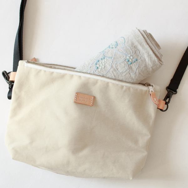 薄手なのでくるくるっと丸めて持ち運べます 薄手なのでくるくるっと丸めて持ち運べます