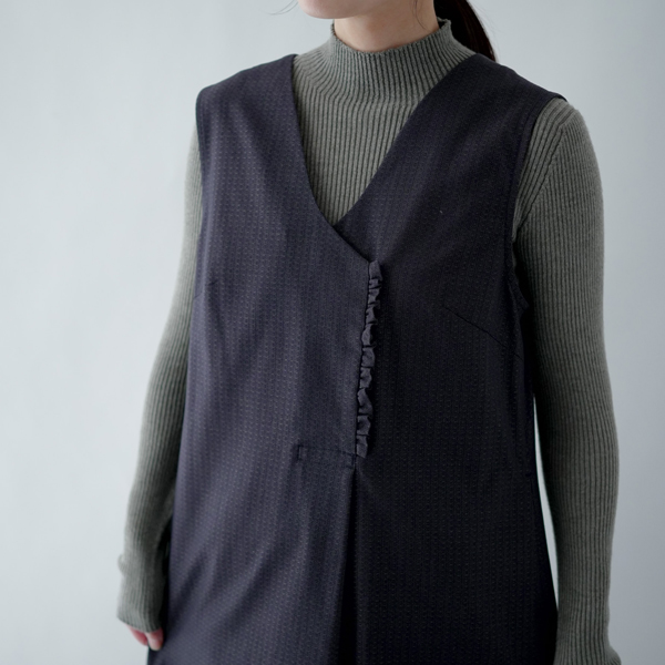 上半身は端正に、腰まわりからやわらかなラインが生まれています。(ノースリーブドレス)