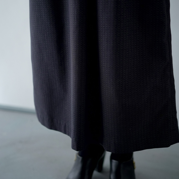 上半身は端正に、腰まわりからやわらかなラインが生まれています。(ノースリーブドレス)